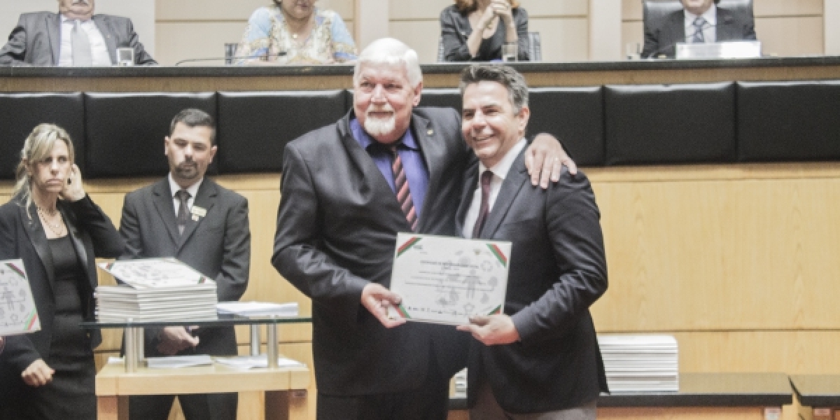 COOPERA recebe Premio de Responsabilidade Social da Assembleia Legislativa