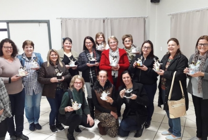 Mulheres do Núcleo Feminino da COOPERA participam de Curso de Artesanato e Alimentação Saudável