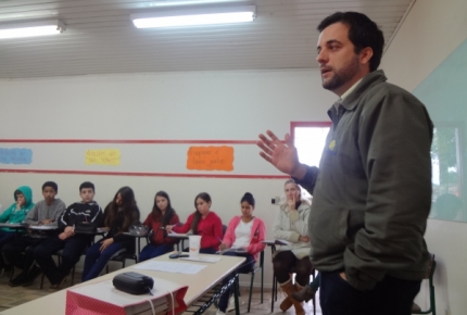 Cooperjovem: Engenheiro da COOPERA participa de bate papo com alunos 