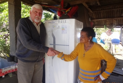 COOPERA entrega geladeiras e lâmpadas econômicas às famílias de baixa renda   